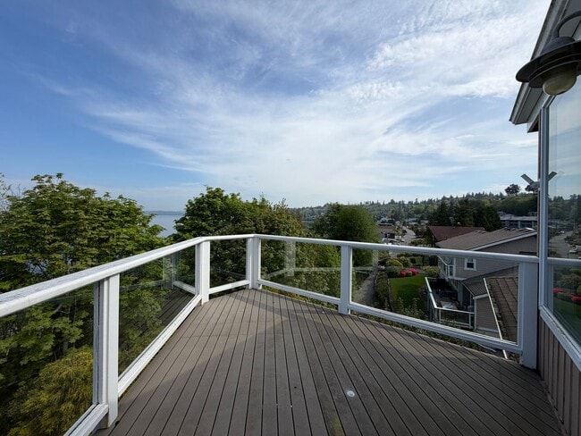Building Photo - 3695 Sqft. Redondo home near Puget Sound!