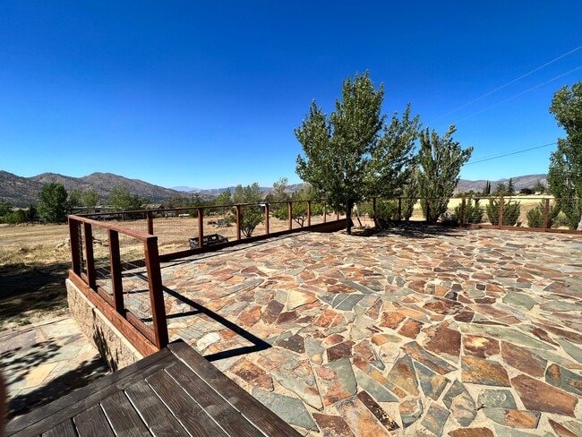 Building Photo - BEAUTIFUL Mountain Home