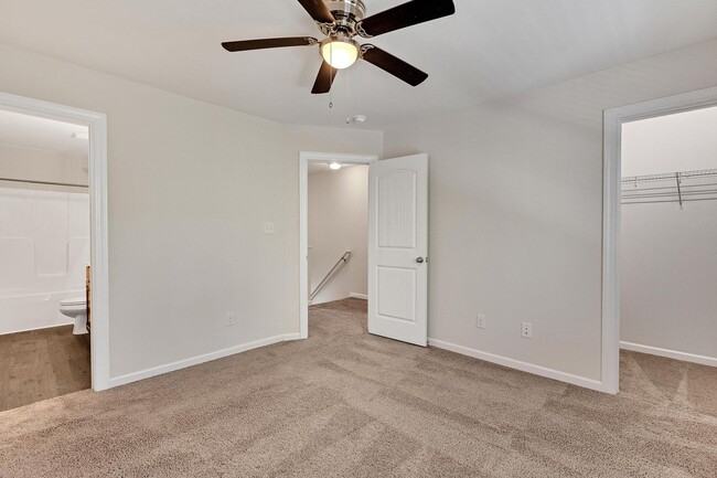 Building Photo - Holly Ridge End Unit Town Home Available!