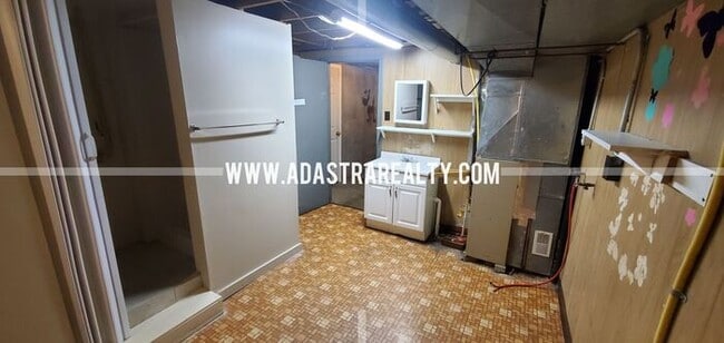 Building Photo - Spacious Shawnee Duplex-Available in SEPTE...