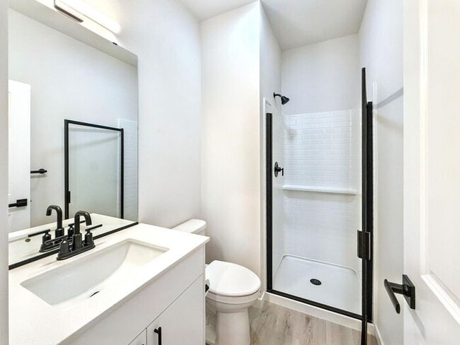 Building Photo - Charming 3-Bedroom Townhome with Modern Am...