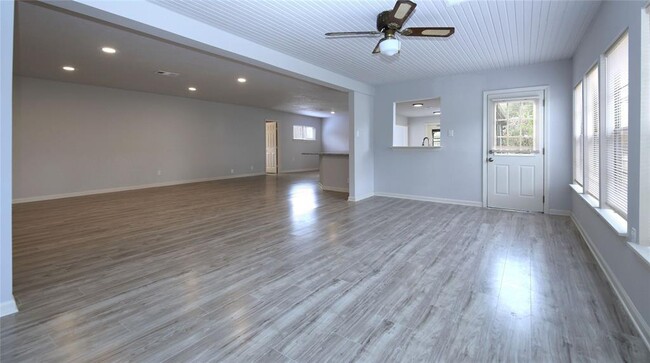 Building Photo - 5221 Palmetto St