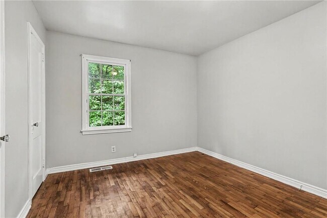 Building Photo - 3743 Poplar Dr