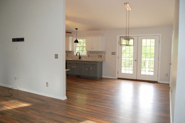 Building Photo - 3 Bedroom Home in Forest