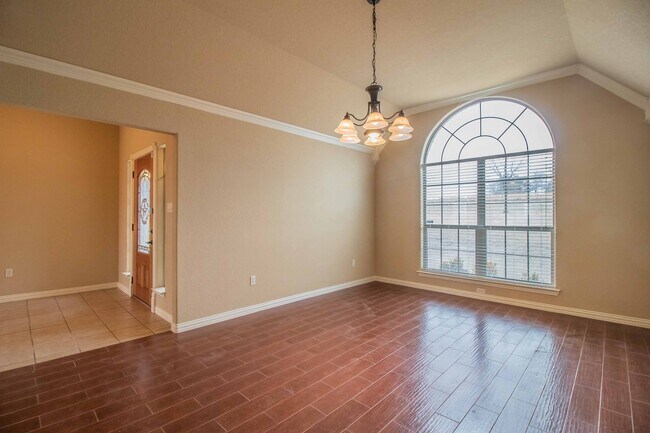 Building Photo - Beautiful Traditional Home on Over an Acre in Weatherford!