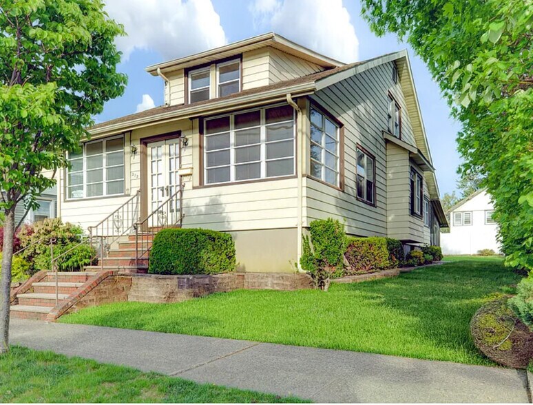 Building Photo - 213 4th Ave