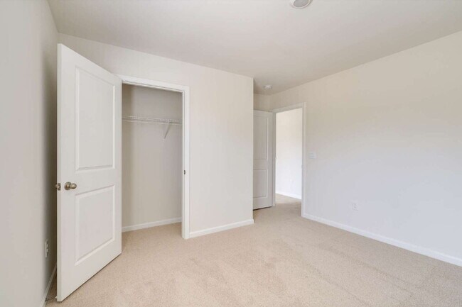 Building Photo - "Spacious 5-Bedroom Haven in Fuquay-Varina!"