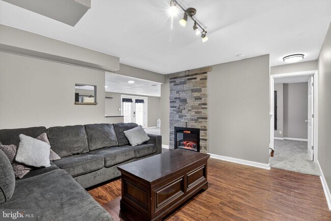 Building Photo - 10 Nelson Rd