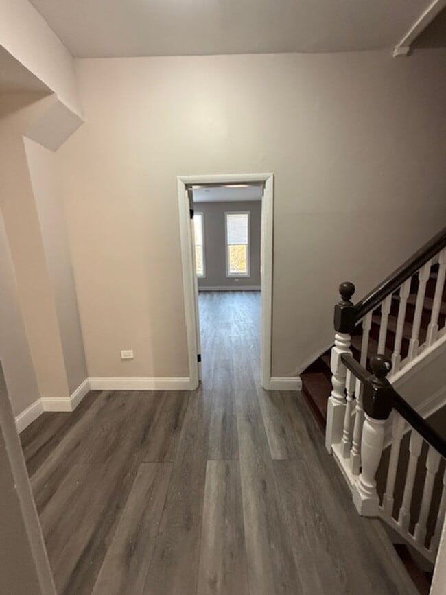 Building Photo - Beautifully Renovated!  Large, Spacious Rooms! W/D Hook-Up! Available Now!