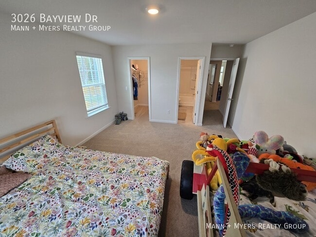 Building Photo - 3026 Bayview Dr