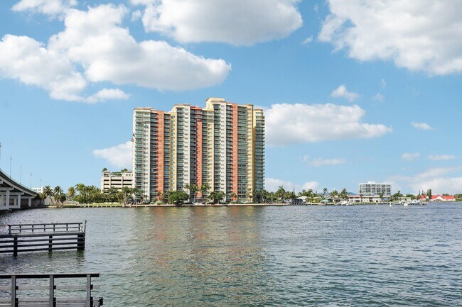 Building Photo - 2640 Lake Shore Dr