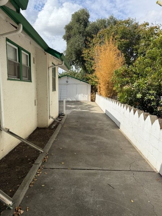 Building Photo - Rare 2 Bedroom Home Downtown Dixon *Star R...