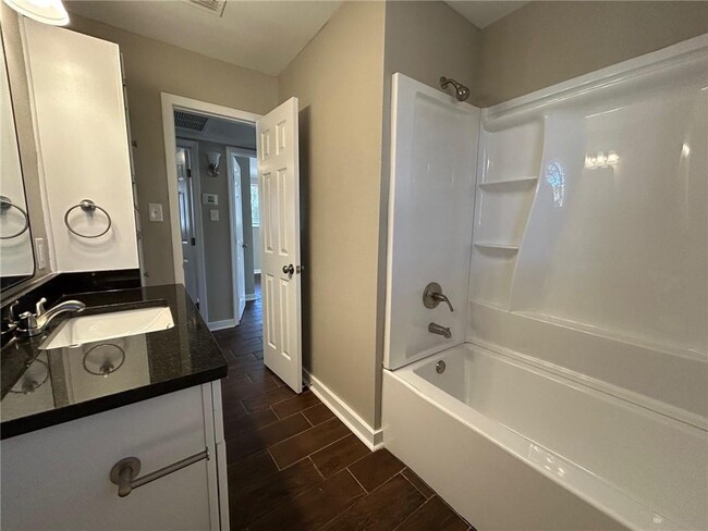 Building Photo - 4010 Sunnyvale Ln S