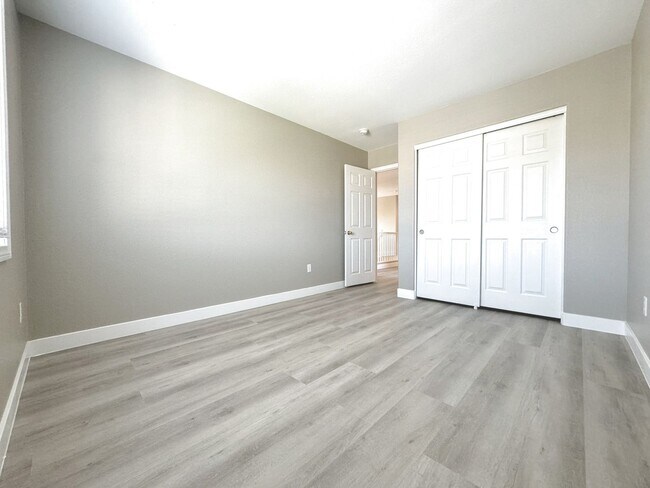Building Photo - Vaulted Ceiling Home, Gated Community w/ P...