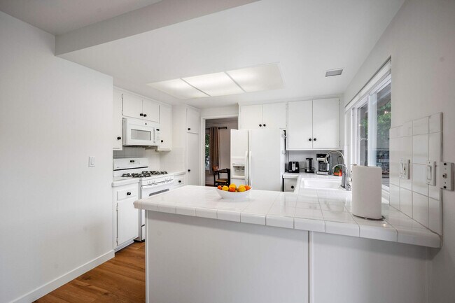 Building Photo - 612 Calle De Los Amigos