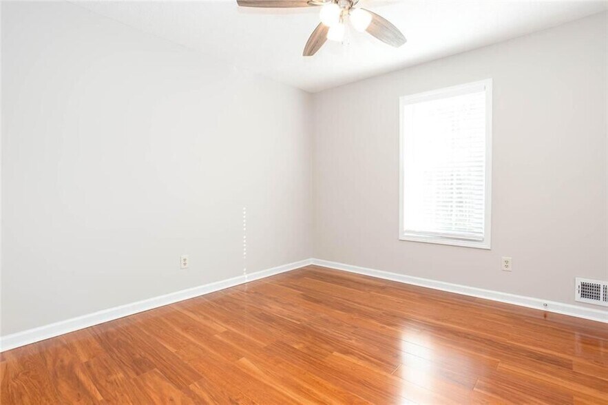 Building Photo - 4049 Leicester Dr NE