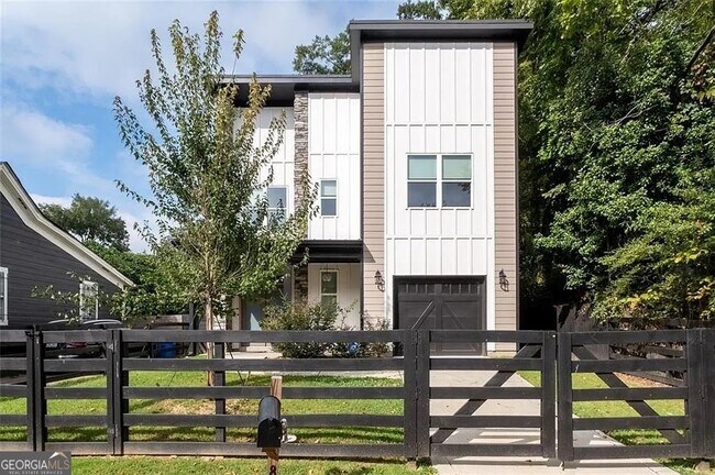 Building Photo - 813 Coleman St SW