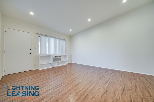 Building Photo - 1325 N Harvard Blvd