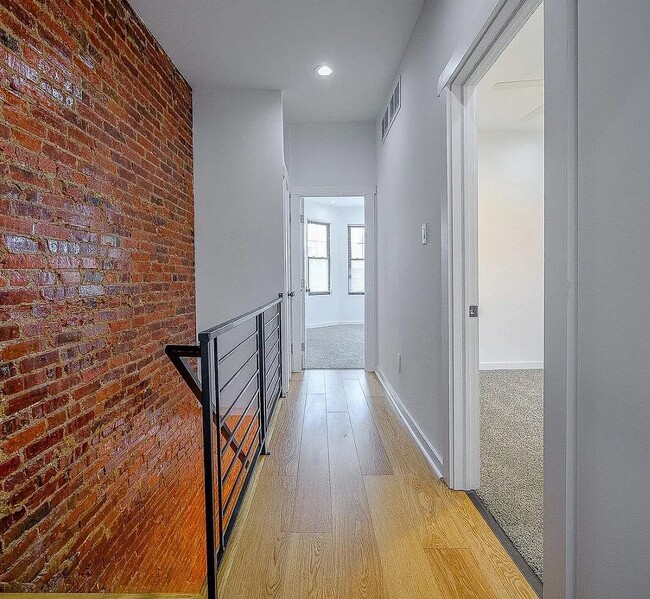Building Photo - 913 S Yewdall St