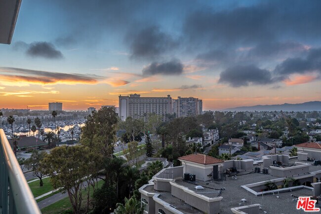 Building Photo - 13700 Marina Pointe Dr