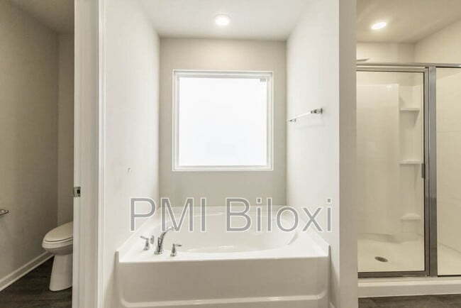 Building Photo - 1005 Enclave Cir