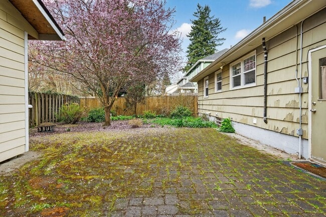 Building Photo - 3660 SE Tenino St