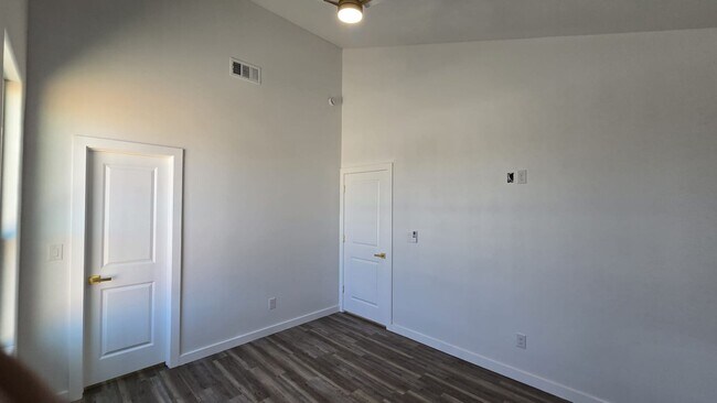 Building Photo - 1011 N Carol Ave