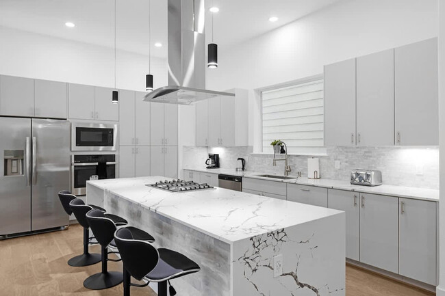 Building Photo - 2105 McGowen St