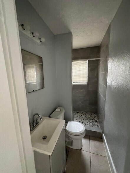 Building Photo - 2534 Moncrief Rd