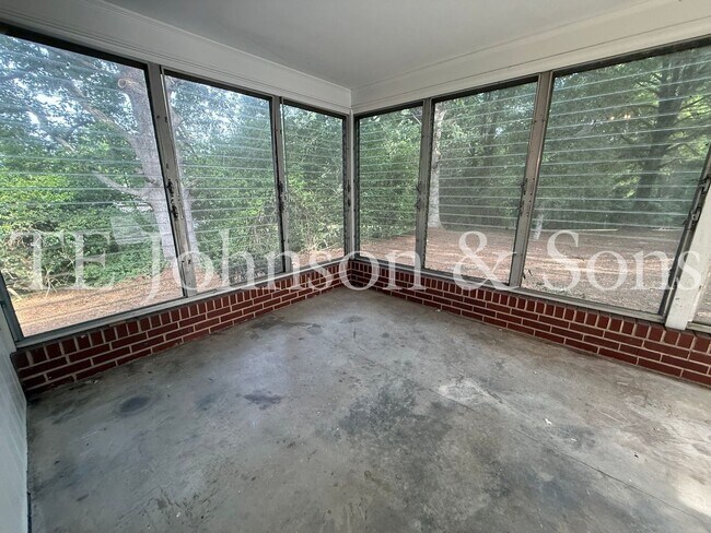 Building Photo - Spacious 3 Bedroom Home with Primary Suite on Main Level and 2-Car Carport
