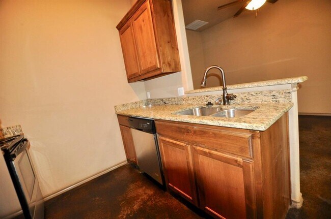 Building Photo - 663 W Tarleton St