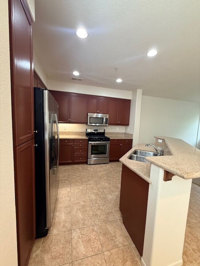 Building Photo - Lovely Otay Ranch townhome