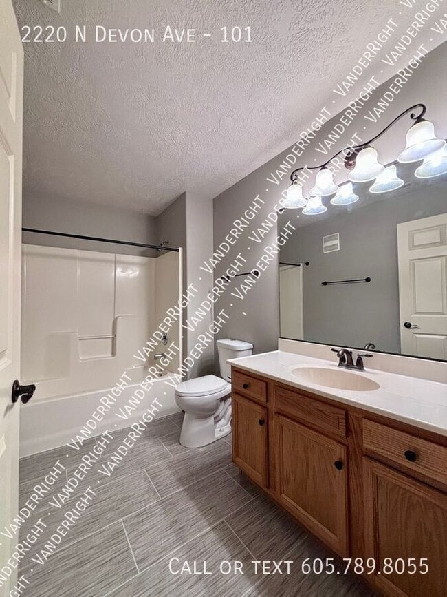 Building Photo - 2220 Devon Ave