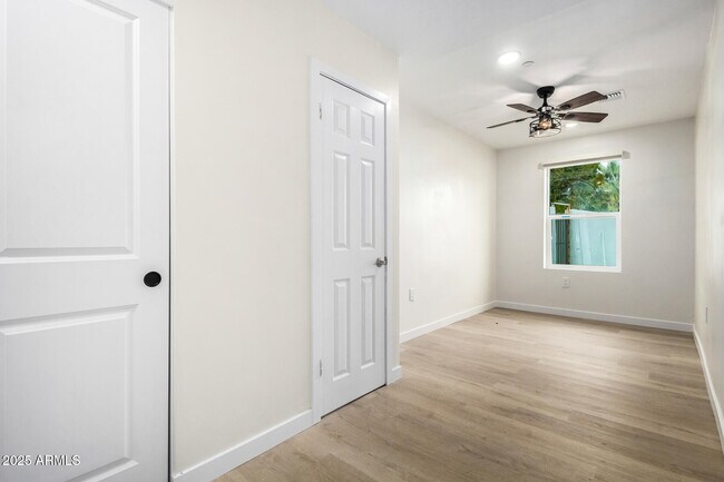 Building Photo - 1606 W Keim Dr