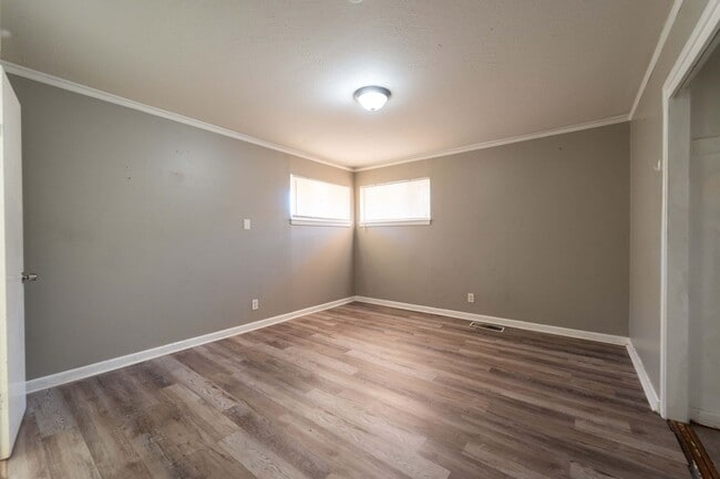 Building Photo - Newly updated!