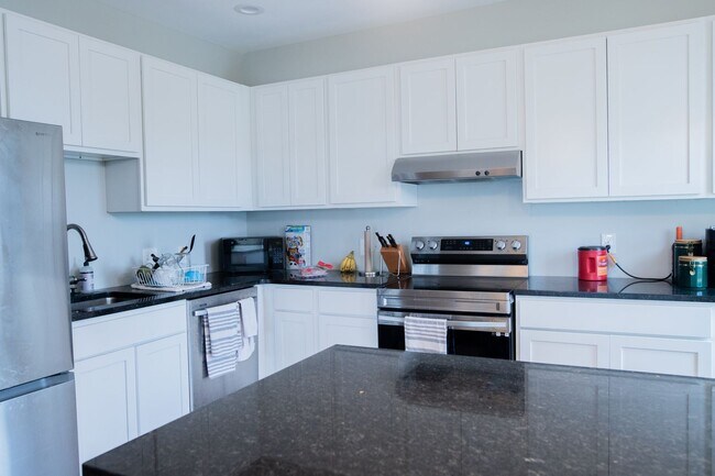 Building Photo - 800 Bridge St NW