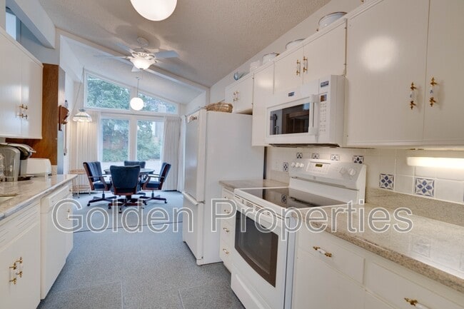 Building Photo - 1415 Crestline Dr