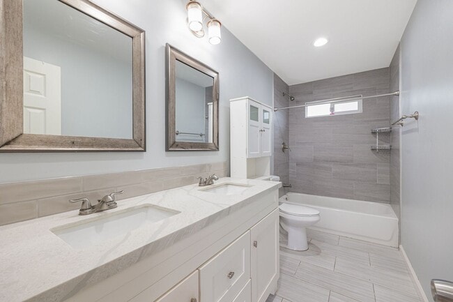 Building Photo - Recently Renovated 2 Bedroom Home with All...