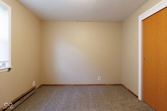 Building Photo - 923 Hattie Dr