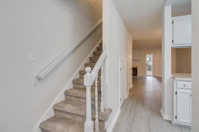 Building Photo - Updated 2BED/1BATH Townhome with bonus fle...