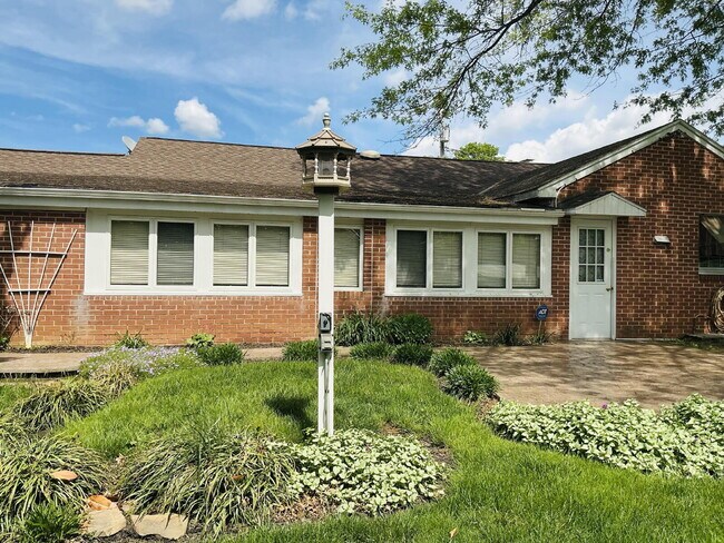 Building Photo - "Charming 3-Bedroom Home with 2 Full Baths...