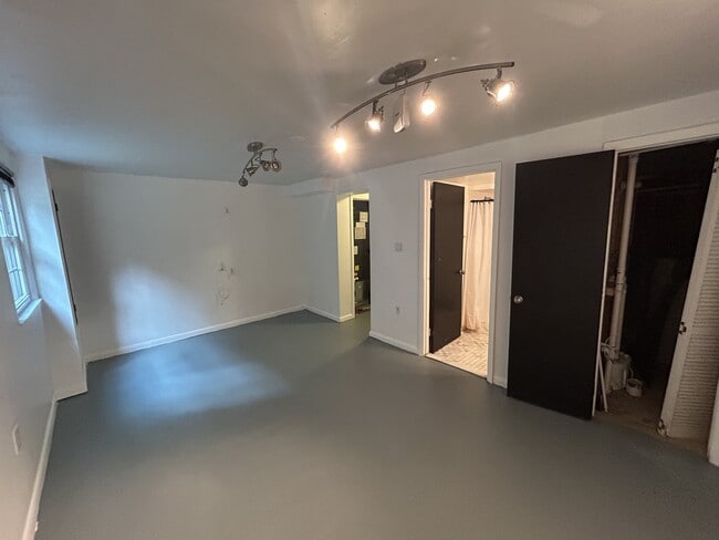 Building Photo - 6537 Beechwood Dr