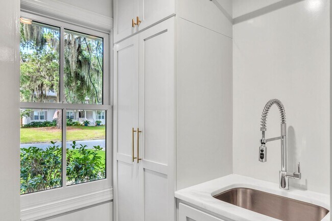 Building Photo - Gorgeous Waterfront Home on Isle of Hope