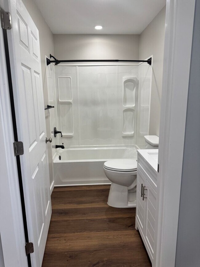 Building Photo - 913 E Myrtle Ave