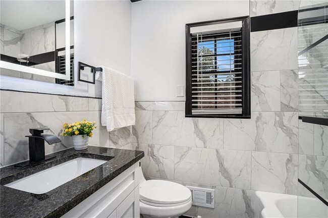 Building Photo - 788 Sherwood Rd N W