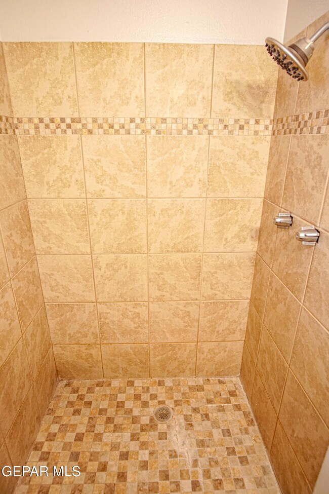 Building Photo - 3530 Hamilton Ave