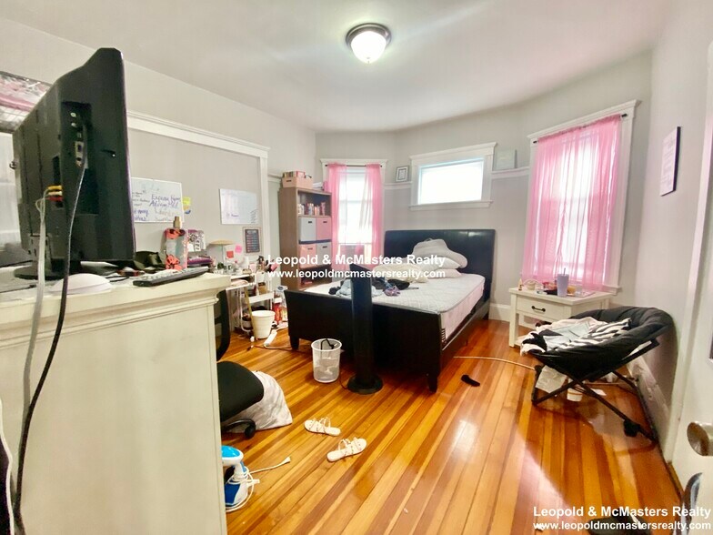 Building Photo - 19 Roseclair St