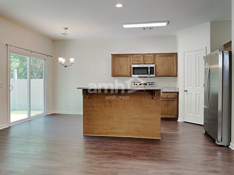 Building Photo - 70 Summer Hill Way