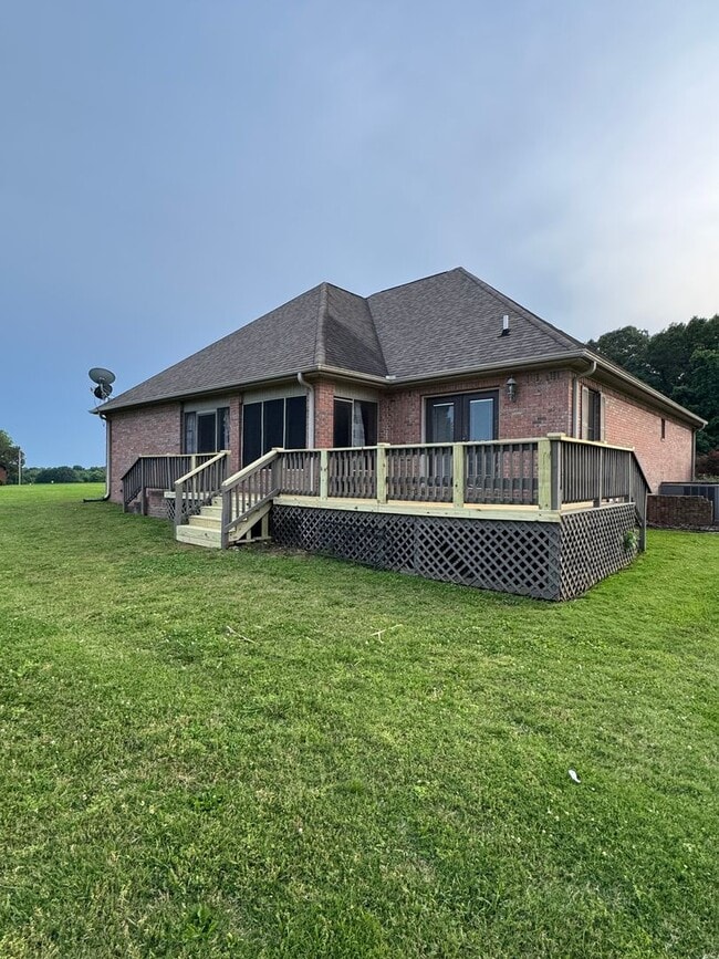 Building Photo - Steps from the Tee—Your Golf Course Home A...