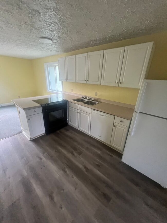 Building Photo - 704 W 4th St